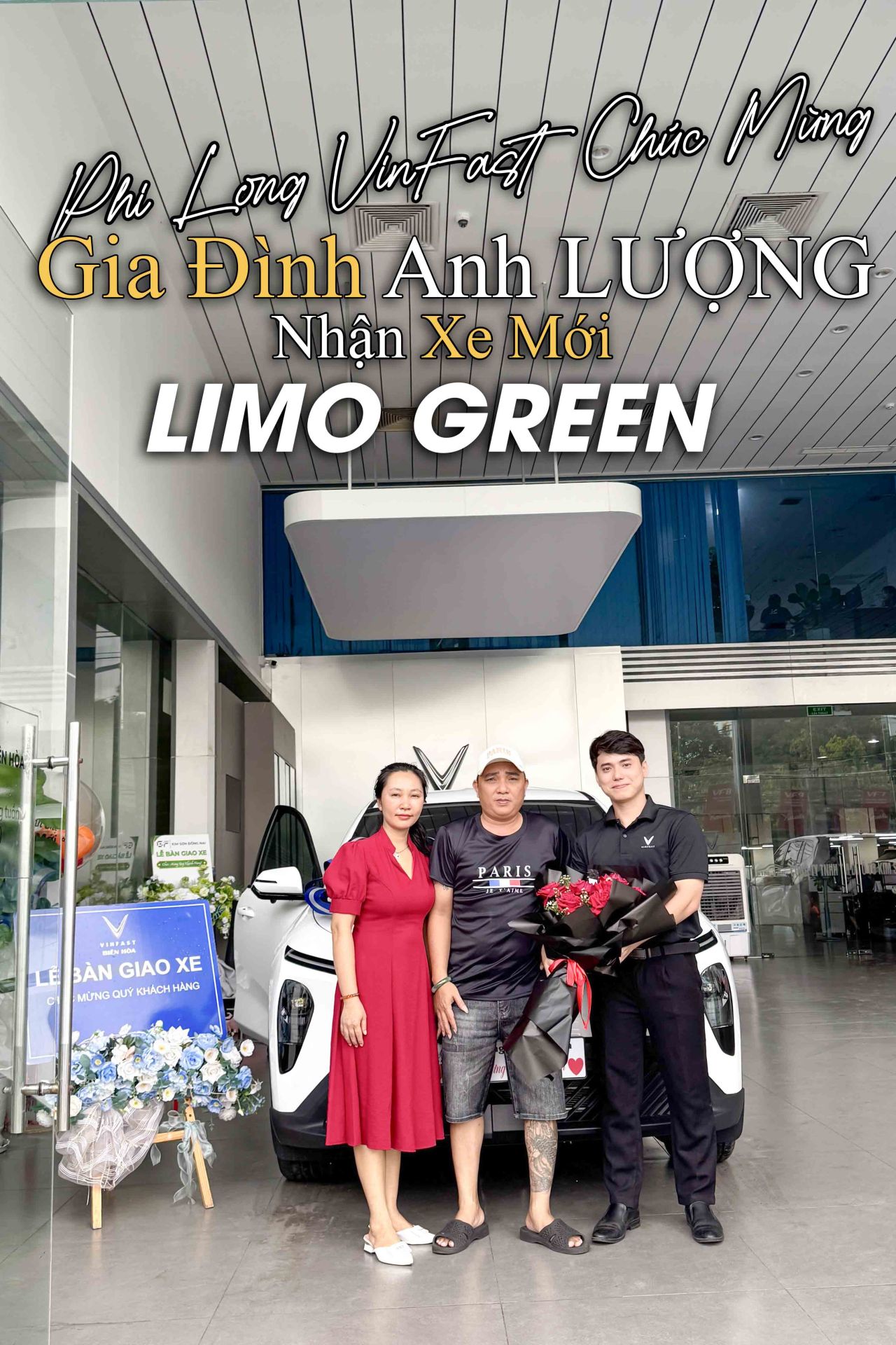 Khách hàng nhận xe VinFast